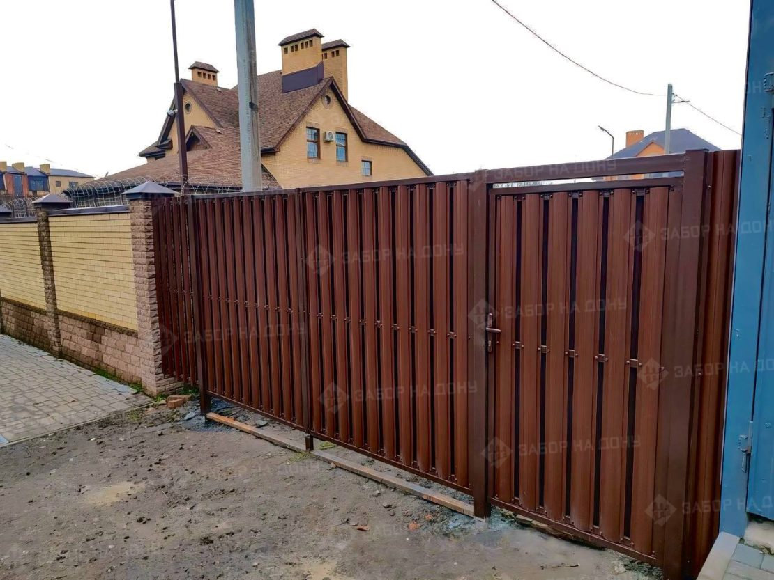 Распашные ворота из евроштакетника  в Лобне